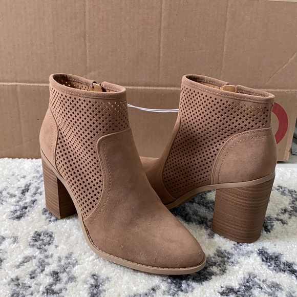 Universal Thread Shoes - Tan heeled booties BNWT